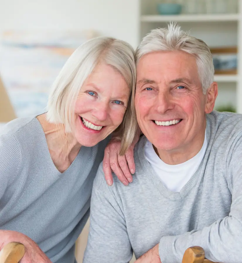 Couple de retraités souriant, profitant de la vie